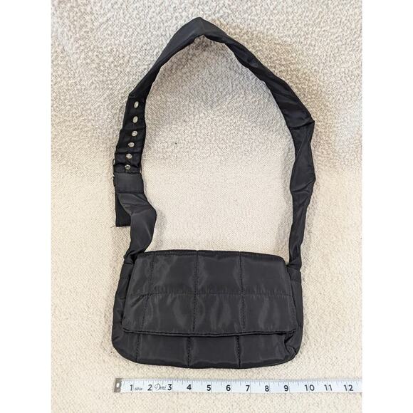 Black quilted crossbody bag perfect for jogging or errands - Picture 1 of 5